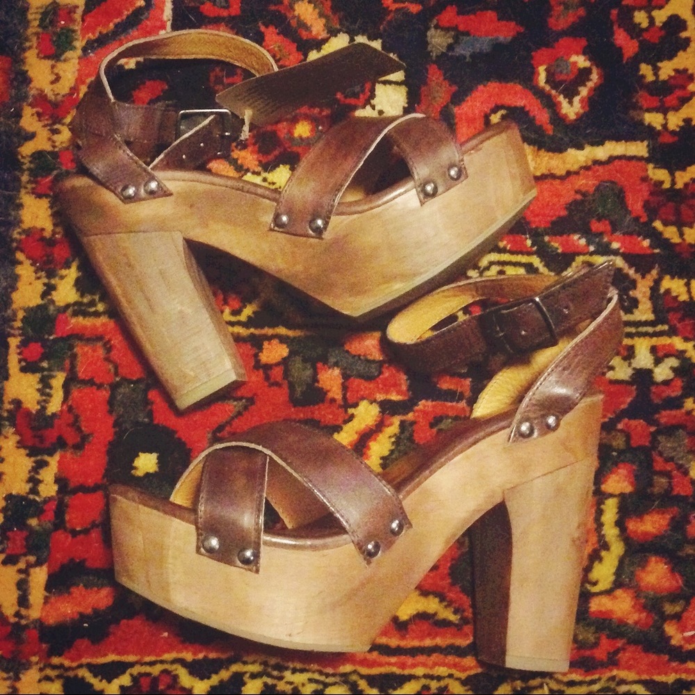 Bed Stu Madeline platform sandal in teak rustic